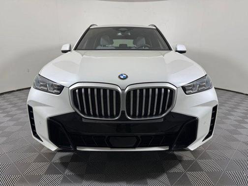 Mineral White Metallic 2025 BMW X5 sDrive40i