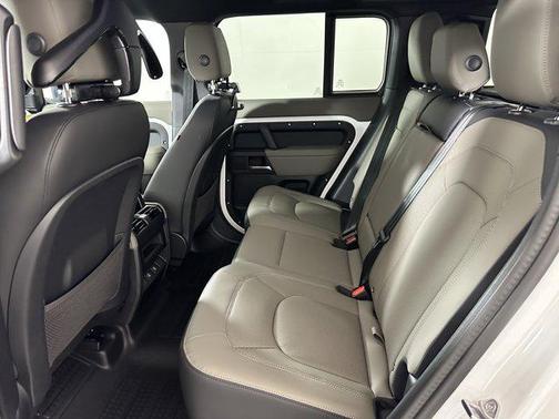 2025 Land Rover Defender 110 P400 X-Dynamic SE