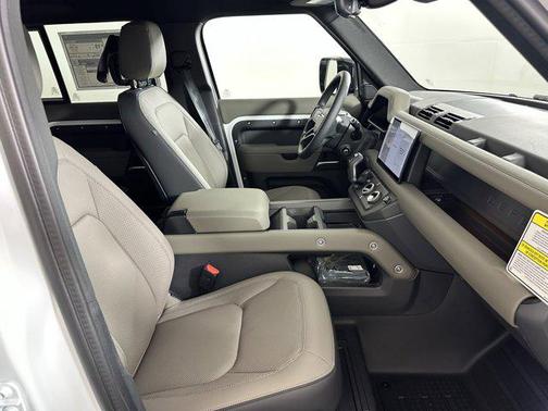2025 Land Rover Defender 110 P400 X-Dynamic SE