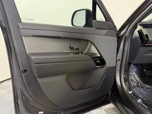 Carpathian Grey Premium Metallic 2026 Land Rover Range Rover Sport SE