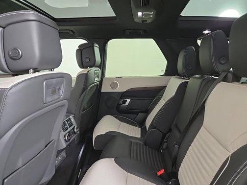 2024 Land Rover Discovery P300 Dynamic SE