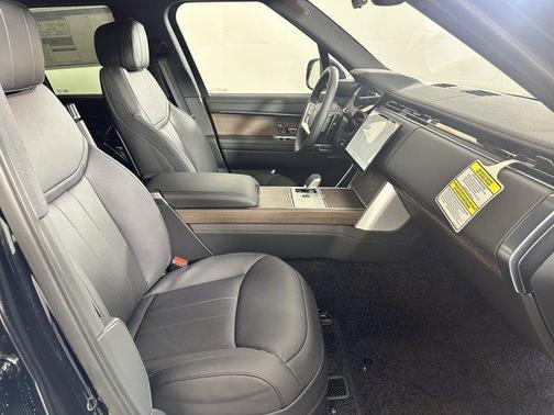 2025 Land Rover Range Rover P550e SE