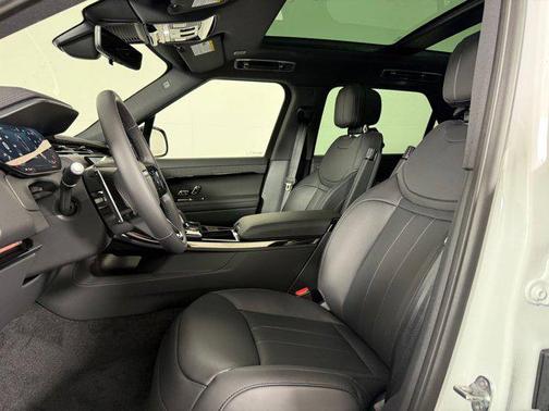 Fuji White 2026 Land Rover Range Rover Sport SE