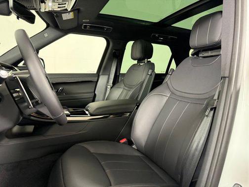 Fuji White 2026 Land Rover Range Rover Sport SE