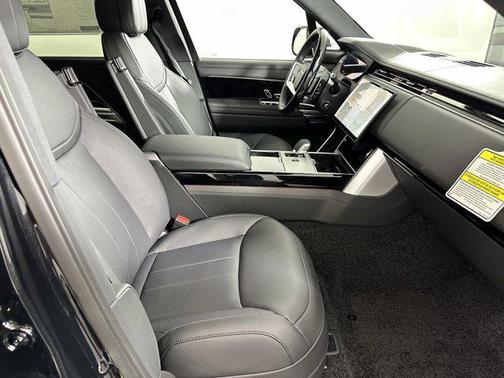 2025 Land Rover Range Rover P400 SE 7 Seat