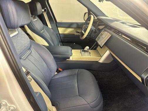 2025 Land Rover Range Rover P615 SV