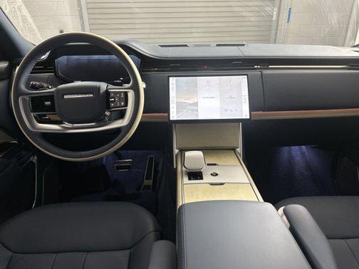 2025 Land Rover Range Rover P615 SV