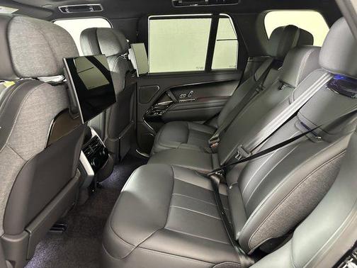 2025 Land Rover Range Rover P615 SV