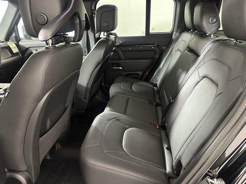 2025 Land Rover Defender 110 P400 X-Dynamic SE