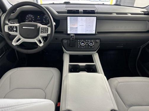 2025 Land Rover Defender 110 P400 X-Dynamic SE