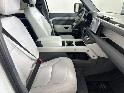 2025 Land Rover Defender 110 P400 X-Dynamic SE