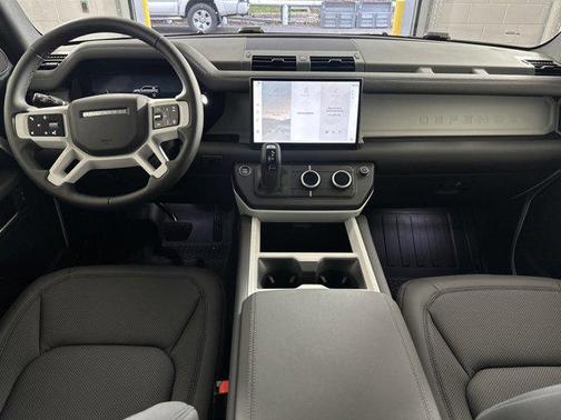 2025 Land Rover Defender 110 P400 S