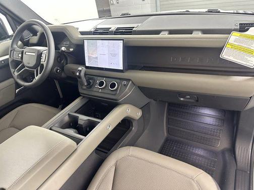2025 Land Rover Defender 90 P400 X-Dynamic SE