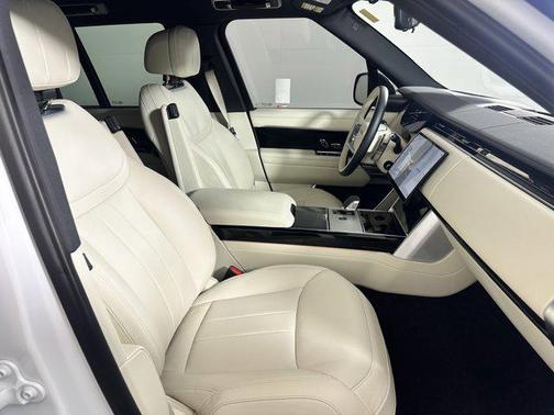 2025 Land Rover Range Rover P550e SE