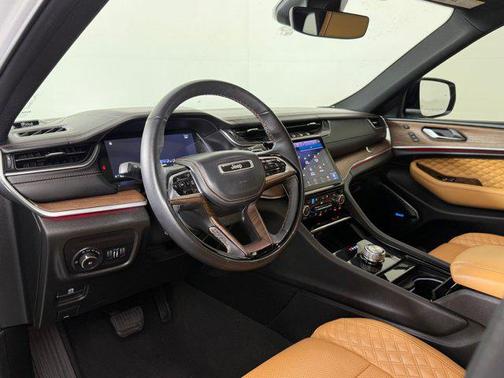 Bright White Clearcoat 2023 Jeep Grand Cherokee Summit