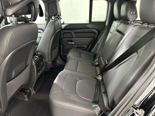 2025 Land Rover Defender 110 P300
