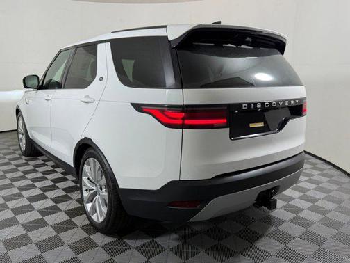 Fuji White 2026 Land Rover Discovery S