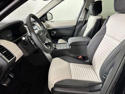 Santorini Black Metallic 2025 Land Rover Discovery P360 Dynamic SE