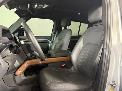 Hakuba Silver Metallic 2024 Land Rover Defender 110 P400 X