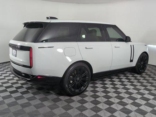 2025 Land Rover Range Rover P400 SE