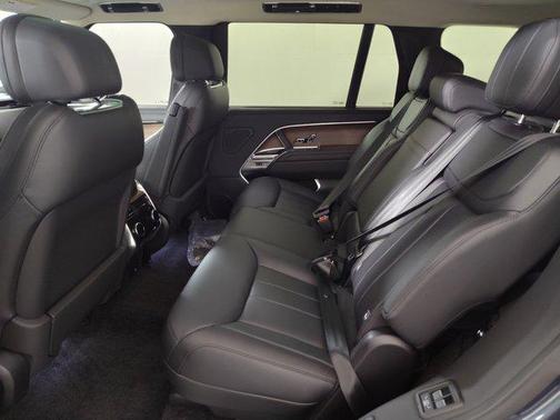 2025 Land Rover Range Rover P530 SE 7 Seat