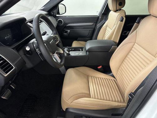 Fuji White 2025 Land Rover Discovery P360 Dynamic SE