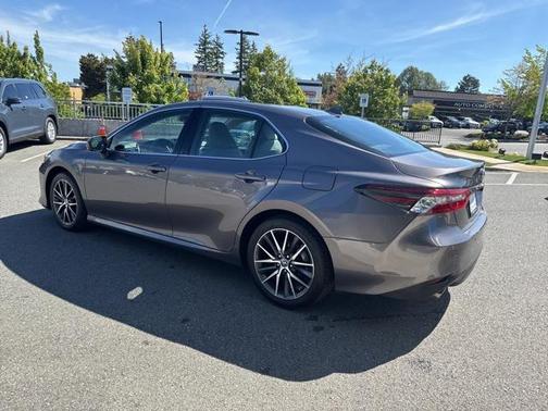 2022 Toyota Camry Hybrid XLE