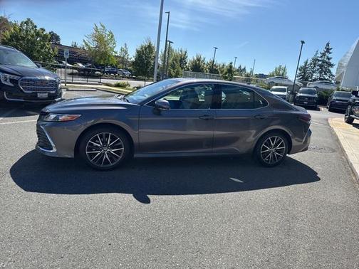 2022 Toyota Camry Hybrid XLE