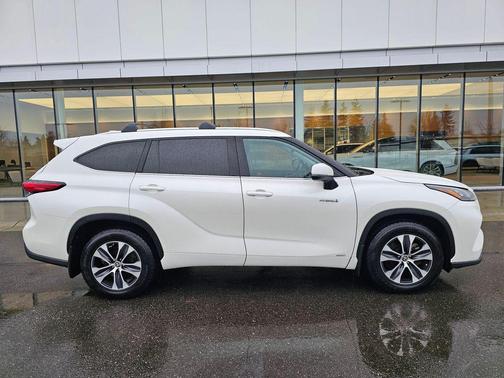 Blizzard Pearl 2020 Toyota Highlander Hybrid XLE