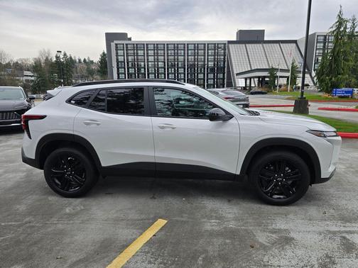 Summit White 2026 Chevrolet Trax FWD ACTIV