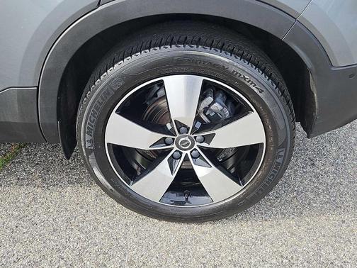 Gray Metallic 2019 Volvo XC40 T5 Momentum