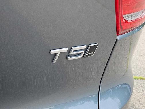 Gray Metallic 2019 Volvo XC40 T5 Momentum