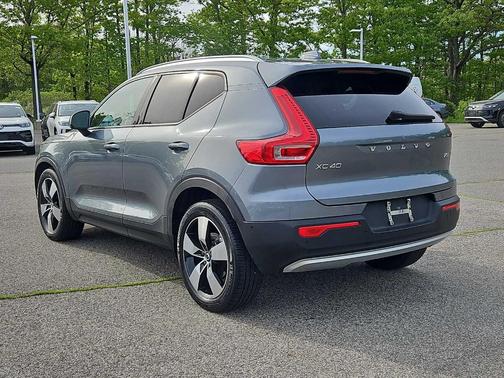 Gray Metallic 2019 Volvo XC40 T5 Momentum