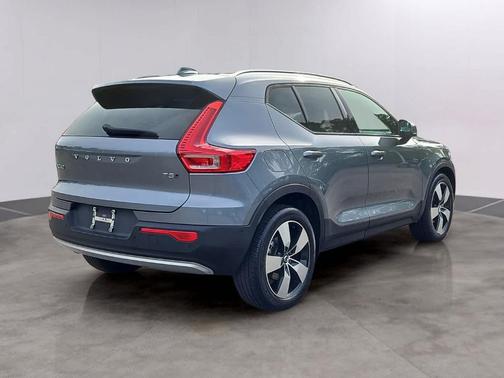 Gray Metallic 2019 Volvo XC40 T5 Momentum