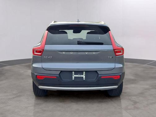 Gray Metallic 2019 Volvo XC40 T5 Momentum