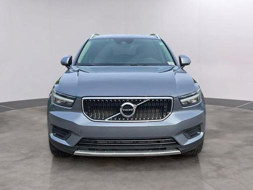 Gray Metallic 2019 Volvo XC40 T5 Momentum