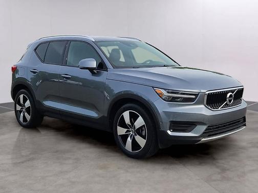 Gray Metallic 2019 Volvo XC40 T5 Momentum