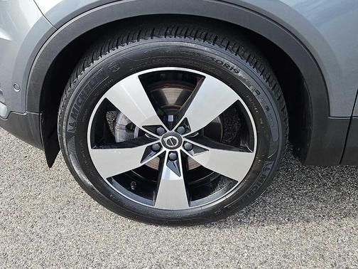 Gray Metallic 2019 Volvo XC40 T5 Momentum