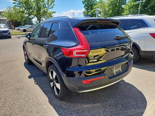 Onyx Black 2020 Volvo XC40 T5 Momentum