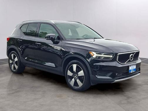 Onyx Black Metallic 2020 Volvo XC40 T5 Momentum