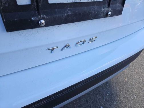 Pure White 2023 Volkswagen Taos 1.5T S