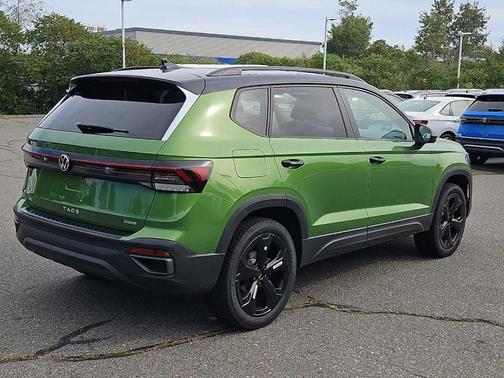 Bright Moss Green W/Black Roof 2025 Volkswagen Taos 1.5T SE Black