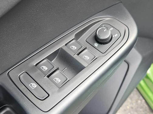 Bright Moss Green W/Black Roof 2025 Volkswagen Taos 1.5T SE Black