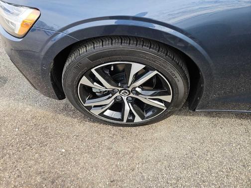 2023 Volvo S60 B5 Plus Dark Theme