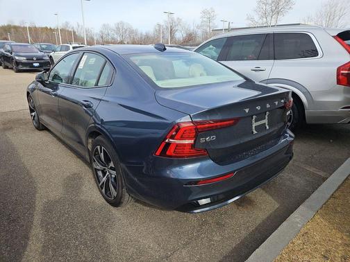 2023 Volvo S60 B5 Plus Dark Theme