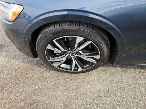 2023 Volvo S60 B5 Plus Dark Theme