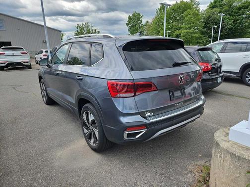 Platinum Gray Metallic 2024 Volkswagen Taos 1.5T SE