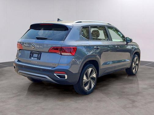 Platinum Gray Metallic 2024 Volkswagen Taos 1.5T SE