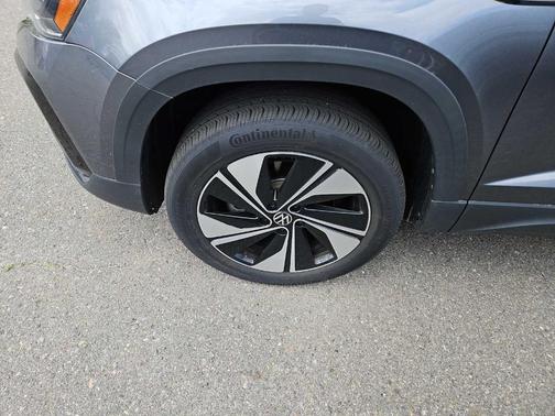 Platinum Gray Metallic 2024 Volkswagen Taos 1.5T SE