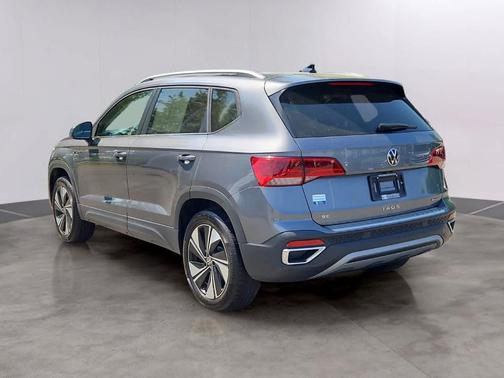 Platinum Gray Metallic 2024 Volkswagen Taos 1.5T SE